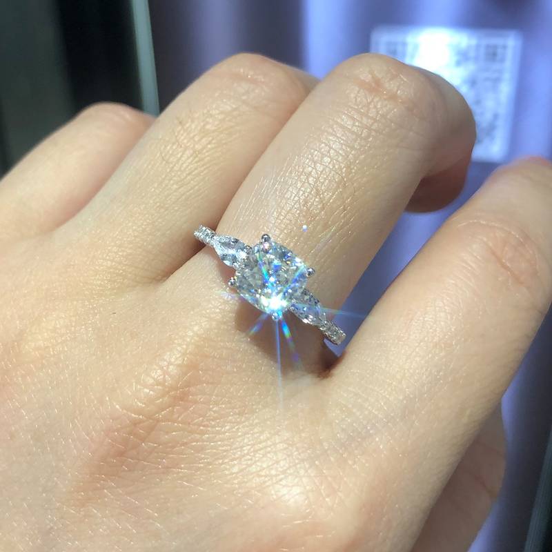 时尚公主方女戒S925银镀白金定制选款主石莫桑钻2.0ct/副石高碳钻